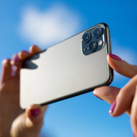 iPhoneのカメラに黒い点が映り込む時の3つの対処法|放置するとどうなる?