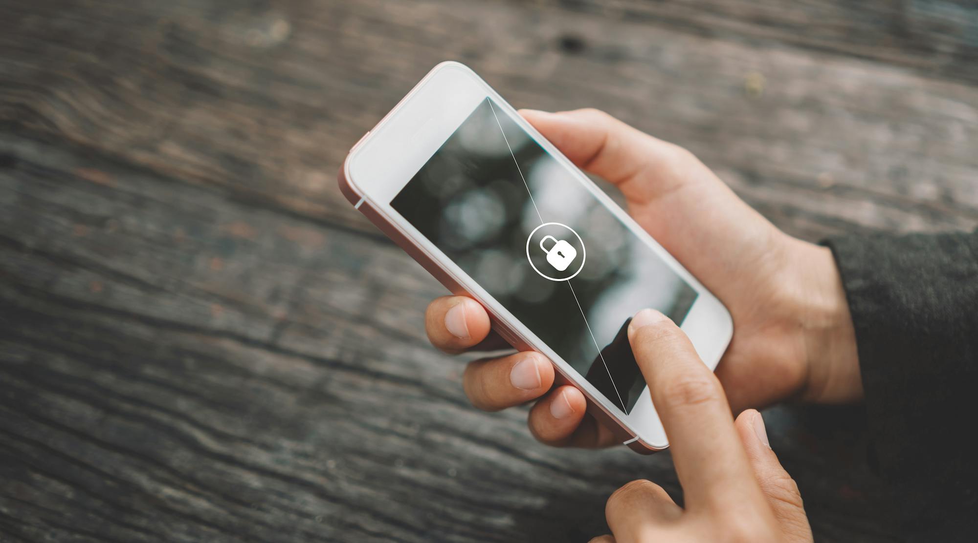 【赤ロムとは?】白ロム・黒ロムとの違いと見分け方を解説