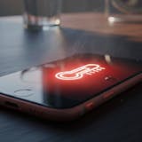 熱くなったiPhoneを放置するリスクとは?症状の原因と有効な対策を解説