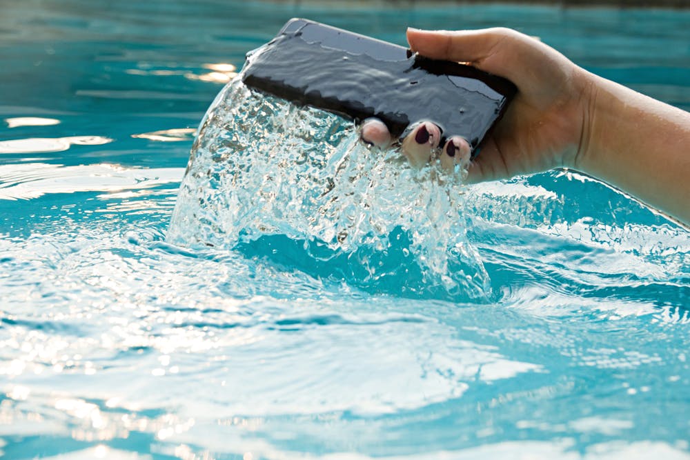 iPhoneが水没・水濡れした時の5つの対処法!壊れていてもナオセルが買い取ります!