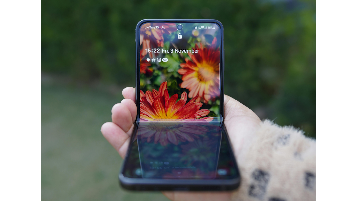 二つ折りスマホの魅力とは？おすすめのモデルと購入時の注意点を徹底解説