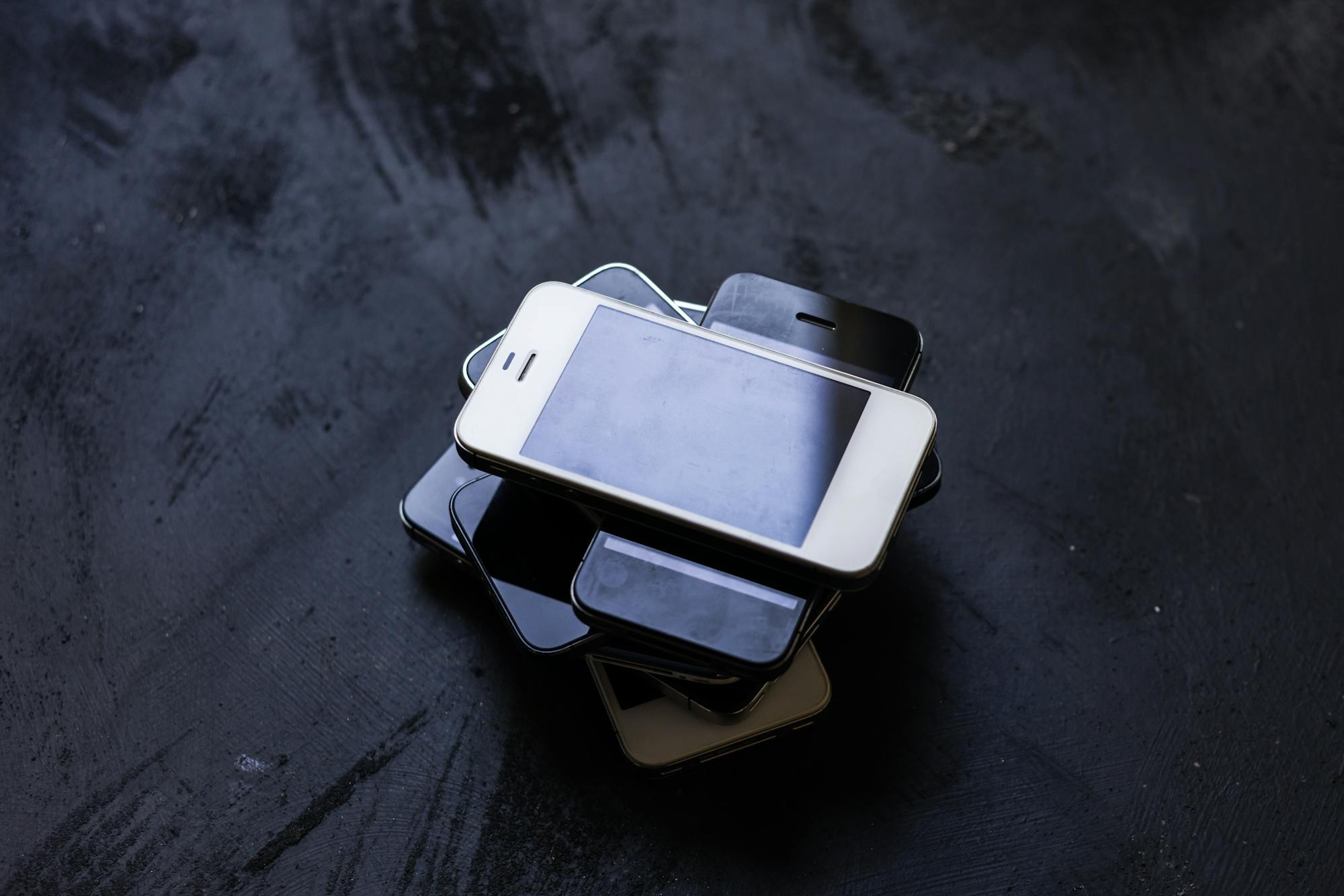 自宅に眠っている古いiPhoneを安全に処分する方法と注意点を解説