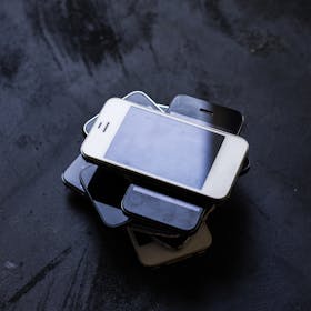 自宅に眠っている古いiPhoneを安全に処分する方法と注意点を解説