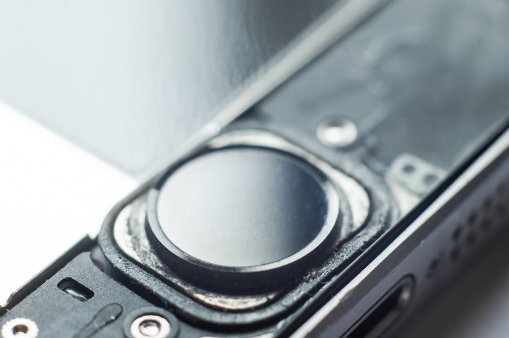 iPhoneのホームボタンが反応しない!原因と対処法を解説