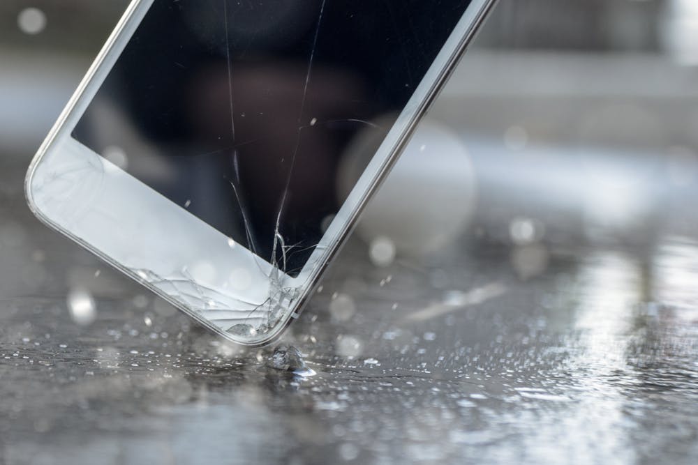 スマホ画面修理は正規?非正規?料金相場とおすすめ業者5選を紹介