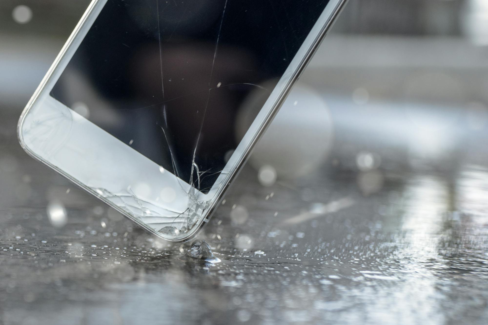 スマホ画面修理は正規?非正規?料金相場とおすすめ業者5選を紹介