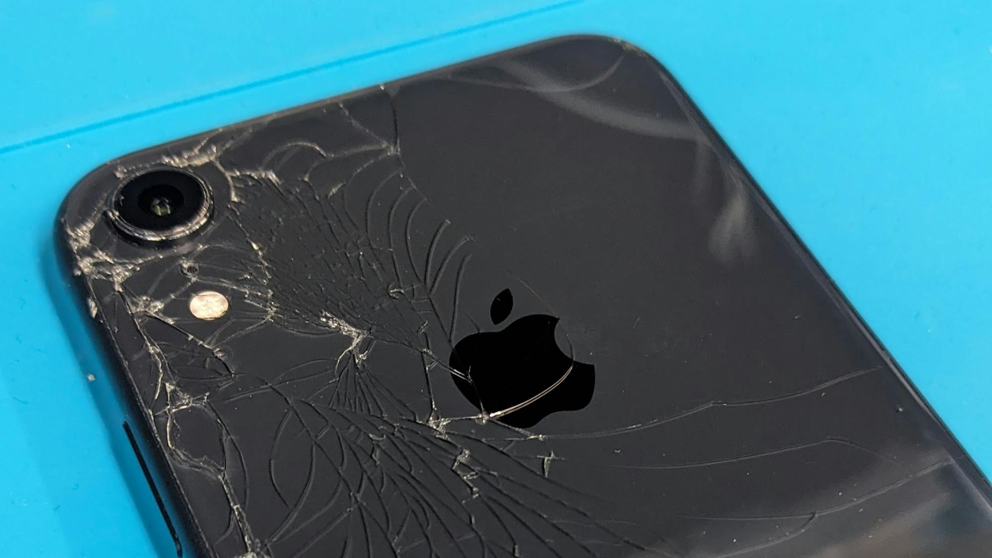 バックパネルガラス割れのiPhone XR 64GBを買取させていただきました!