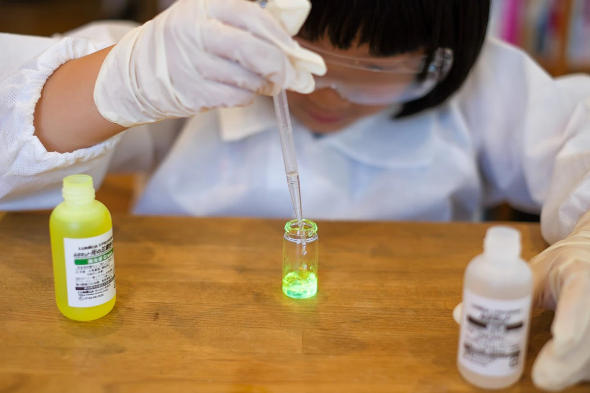 化学発光の自由研究｜まぜるだけで光る仕組みを山形の教室が解説
