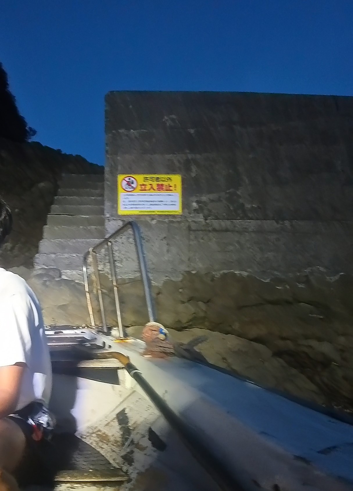 降船時は、荷物を皆で受け渡しリレー方式で降ろしてしまいましょう！