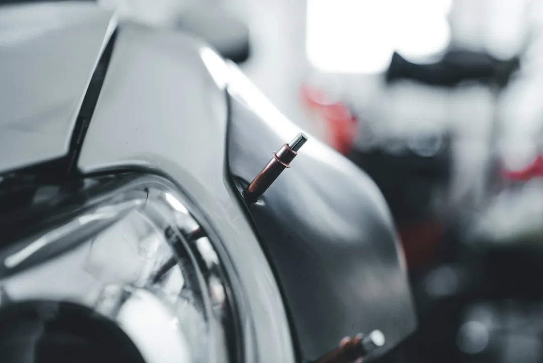 自動車の車体をスポット溶接する生産工程のイメージ