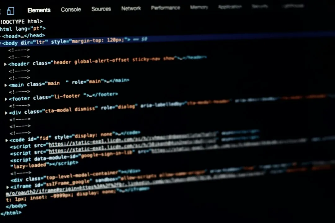 開発者ツールにコードが表示されたパソコン画面のイメージ