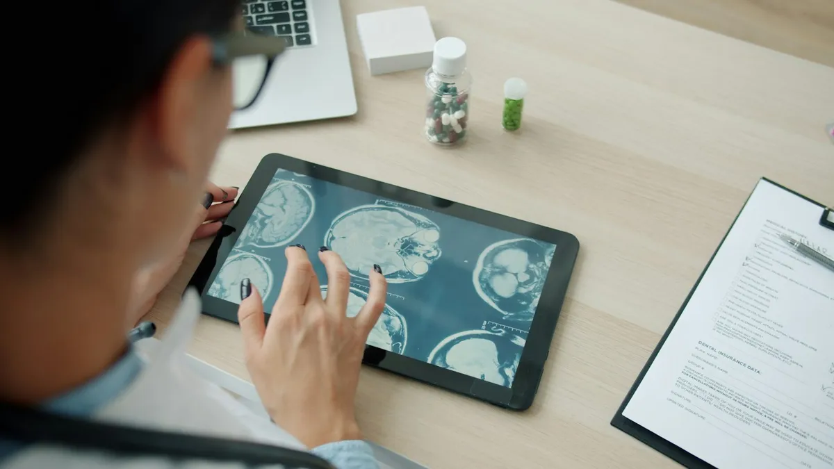 医師がタブレットで検査画像を確認している診察室の机