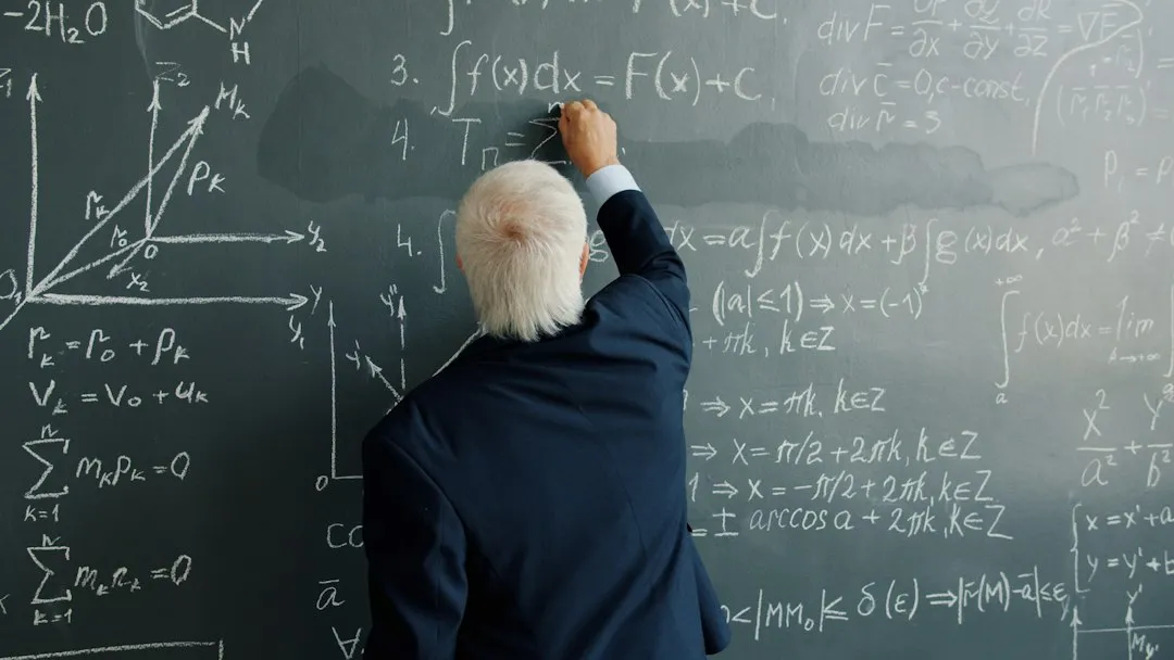 黒板に数式を書く研究者の後ろ姿。AIによる数学成果を数学界がどう検証するかのイメージ