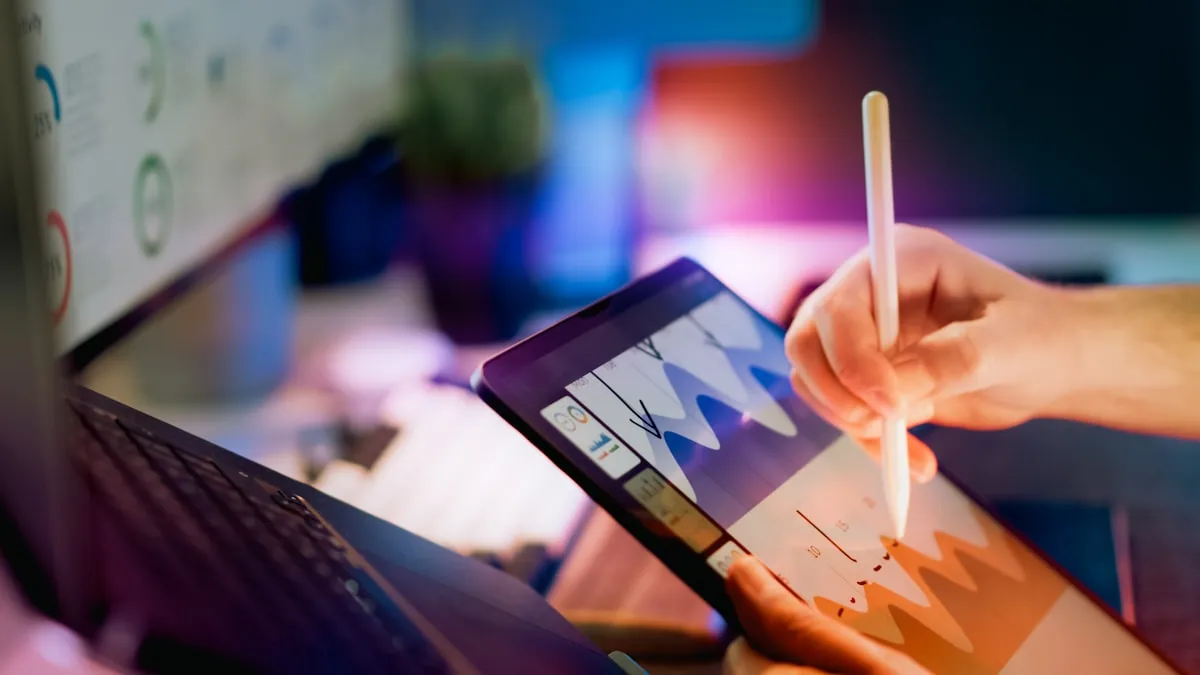 タブレットでデータ分析ダッシュボードを確認する様子。AI需要予測では販売データや天候データを分析する