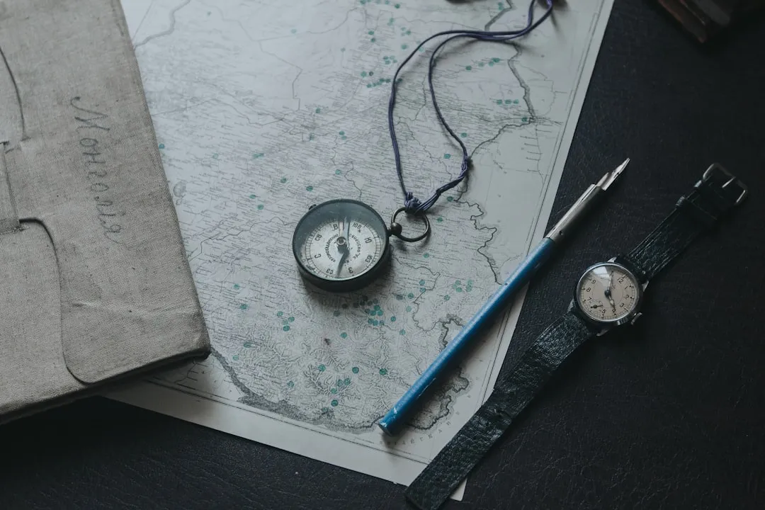 地図とコンパス。AIの下書きは最終的に地図と一次情報で突き合わせて検証する