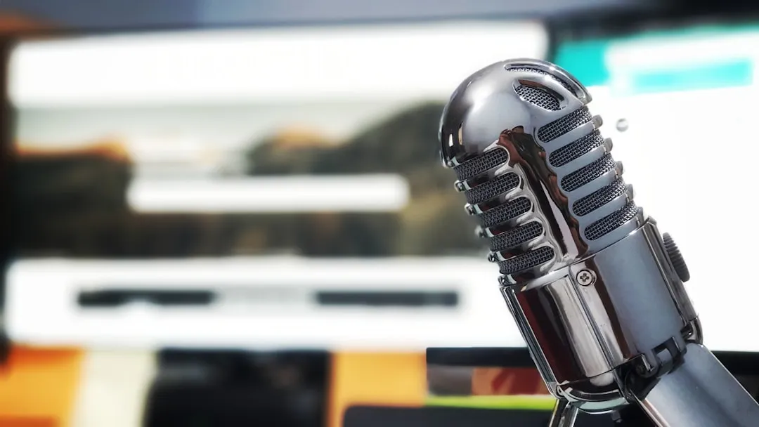 Cursor 3.1のCtrl+M音声入力をイメージした開発者とマイクのシーン