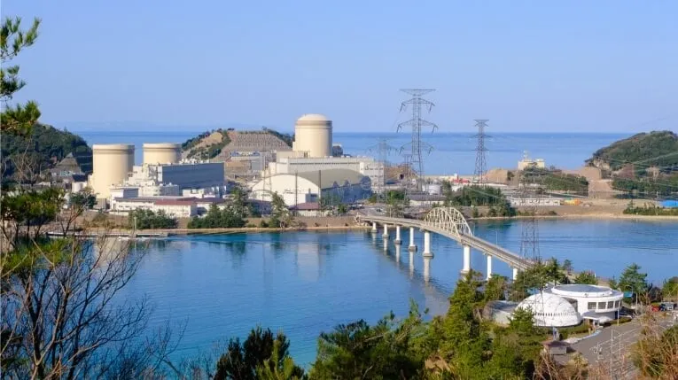 関西電力の発電所と送電鉄塔：電力分野のAI活用が進む電力インフラ