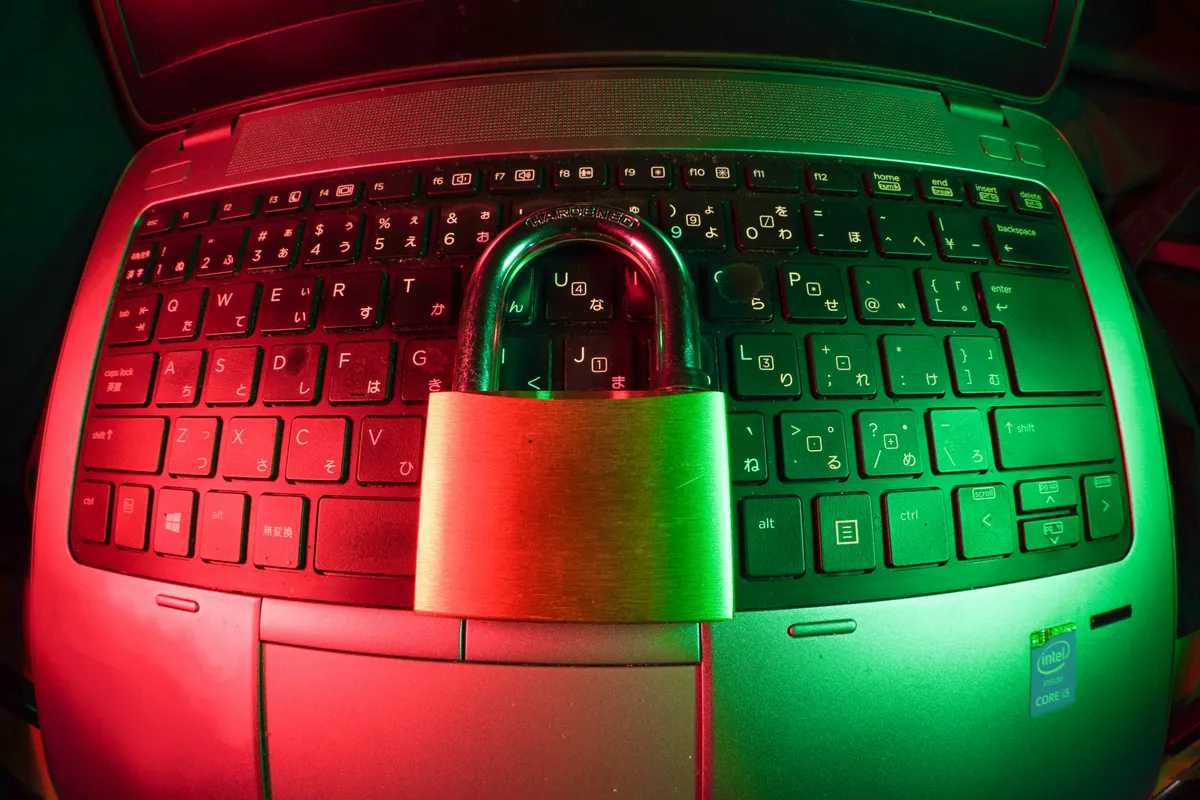 キーボードの上に置かれた南京錠