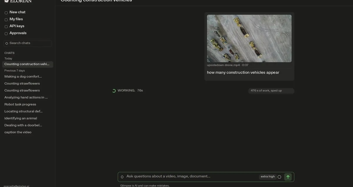 Elorianのチャット画面で、ドローン動画に映る建設車両の台数をGlimpseに数えさせている様子