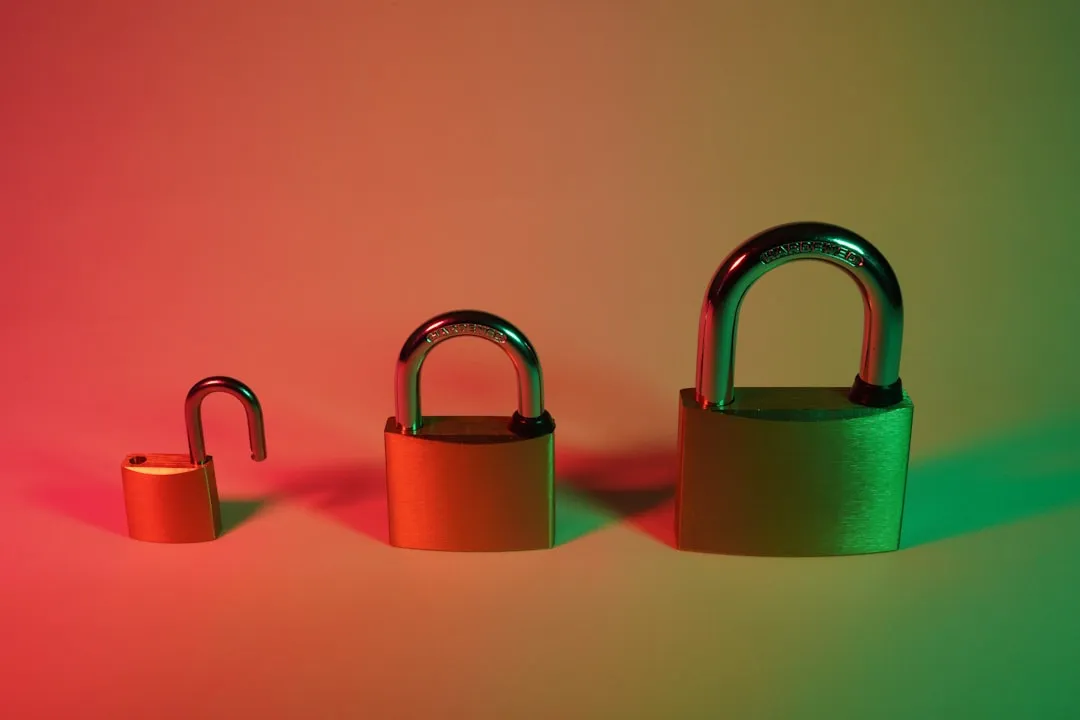 段階的に大きくなる南京錠が並ぶ、セキュリティ対策の強化を象徴するイメージ