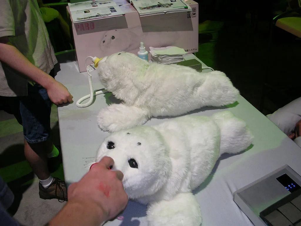 アザラシ型セラピーロボットPARO（パロ）