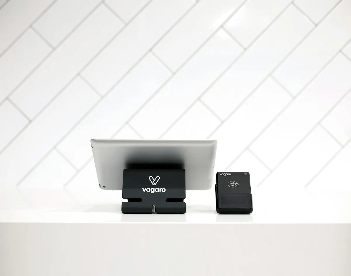 店舗のタブレット型POSレジと決済端末