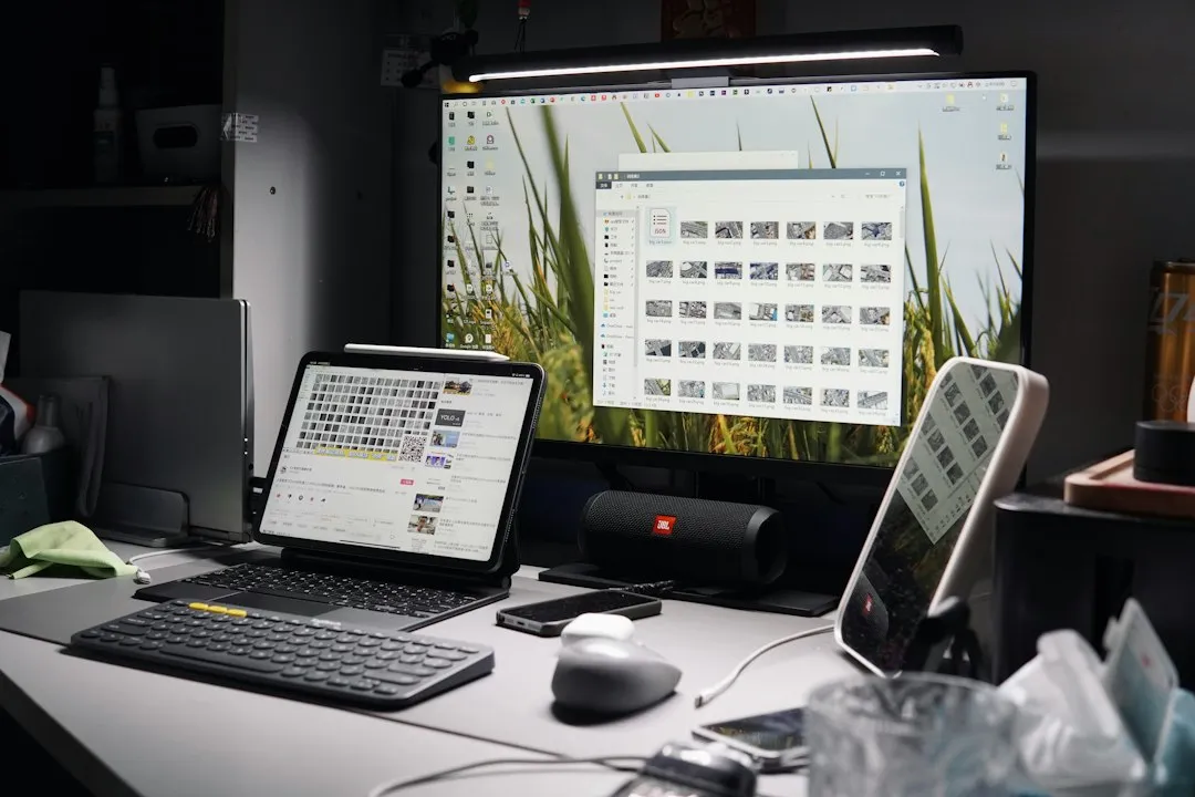 画像ファイルの一覧を表示したモニターとタブレットが並ぶ作業デスク