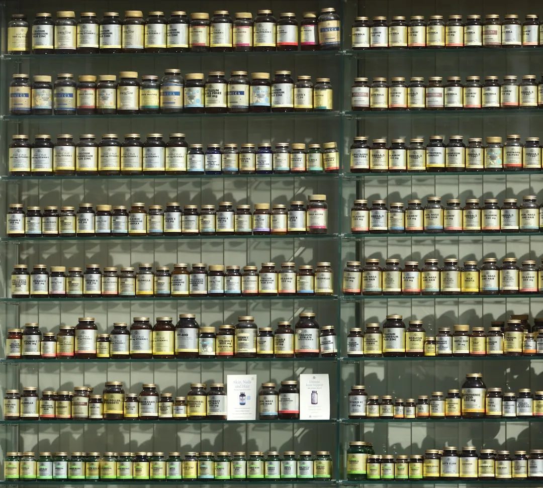 多数の医薬品が並ぶ薬局の棚。チェーン全体で均質なサービスを再現する難しさを示すイメージ