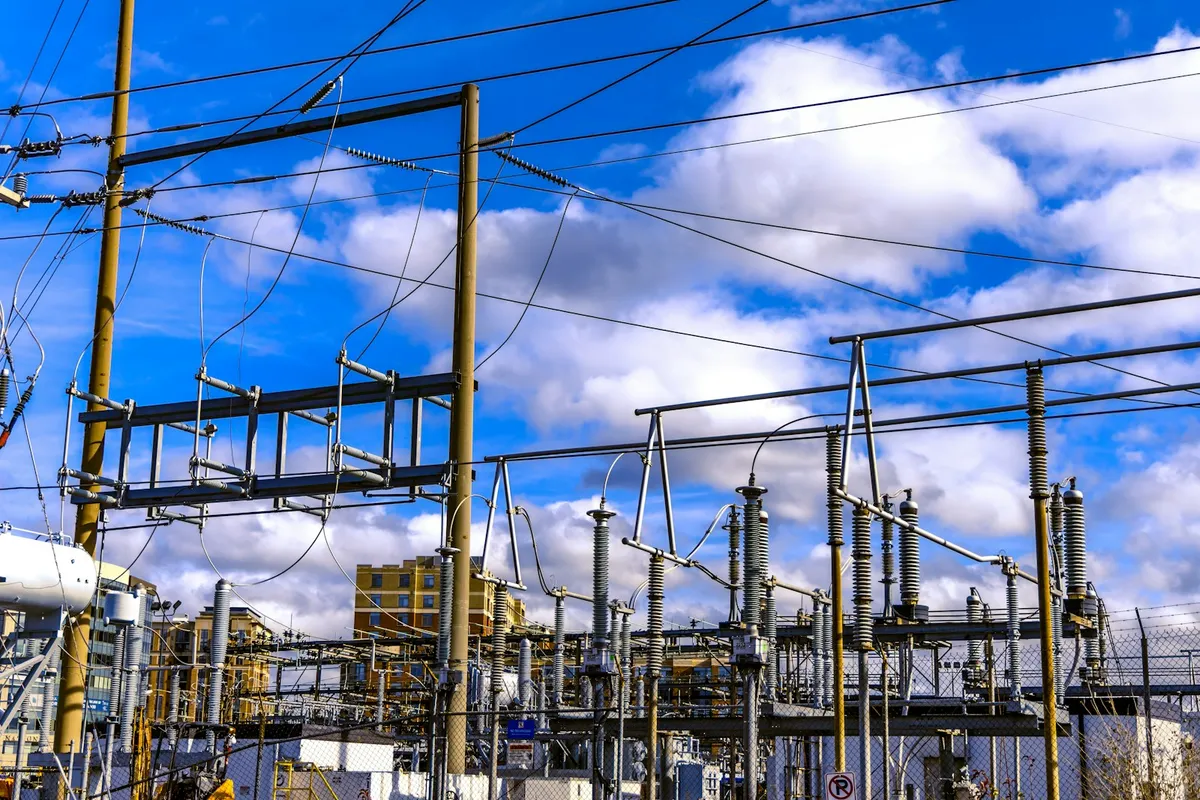 発電所と送電インフラのイメージ。SB Energyは発電・送電を含むデジタルインフラ開発を担う