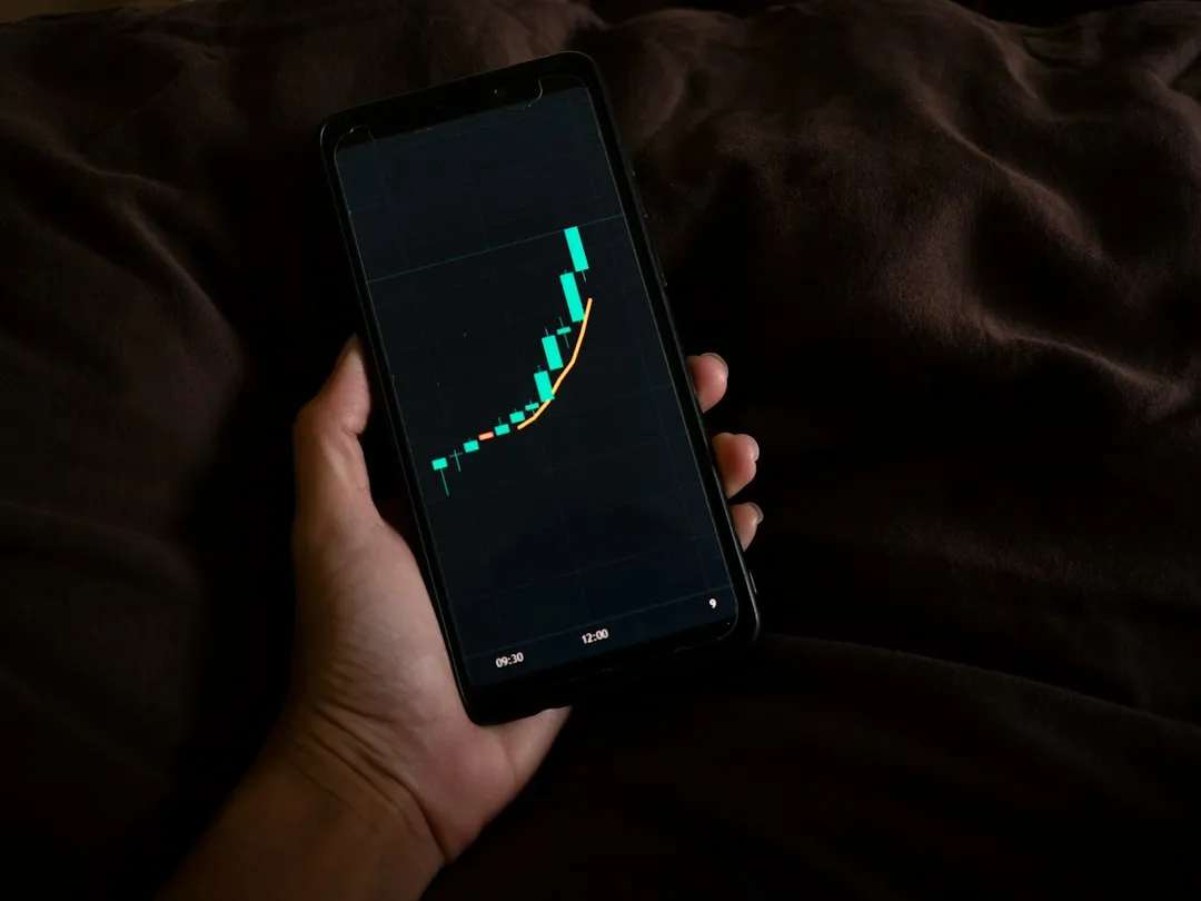 スマートフォンで業務データのグラフを確認している様子