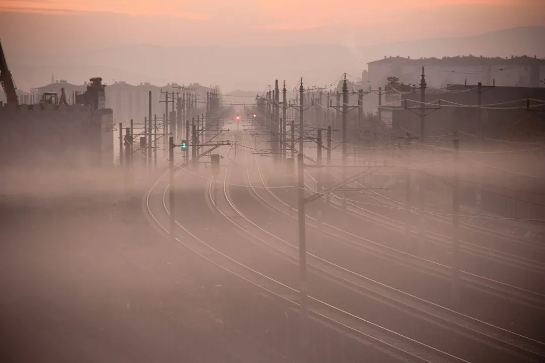 霧に包まれて先が見通せない線路。幻滅期の不透明さを表すイメージ