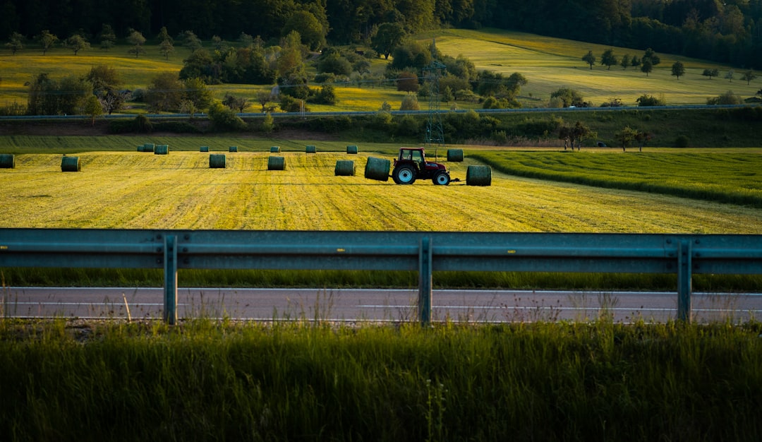 農業データの管理とIoTセンサーによる圃場監視のイメージ。データセキュリティの確保が重要になる