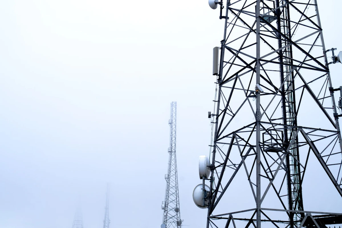 通信・インフラのAI活用事例|ネットワーク最適化・障害検知・省電力化を国内4大キャリアの最新動向から解説