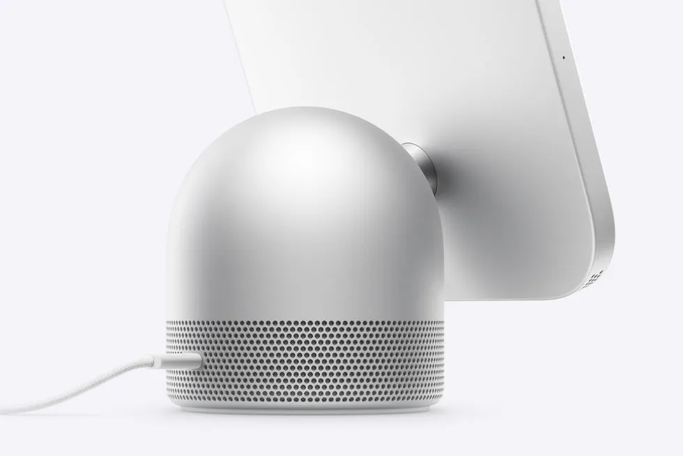 Apple HomeView卓上型の背面とUSB-Cケーブルの接続部分