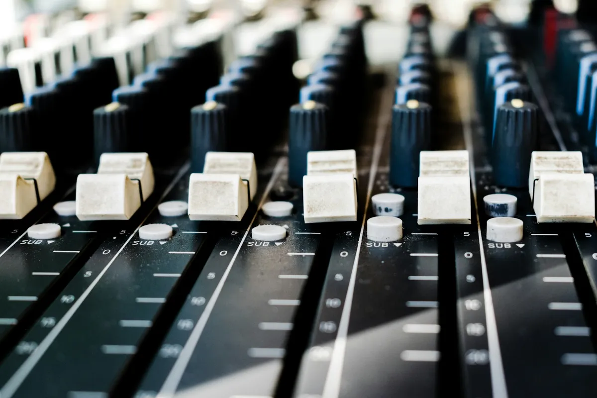AI音声サービスの音声生成技術を象徴するオーディオ機材のイメージ