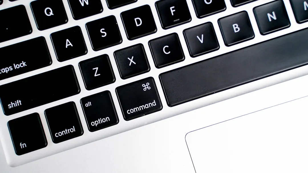 MacBookのキーボードを写したイメージ。Computer Historyの有効化手順のイメージ