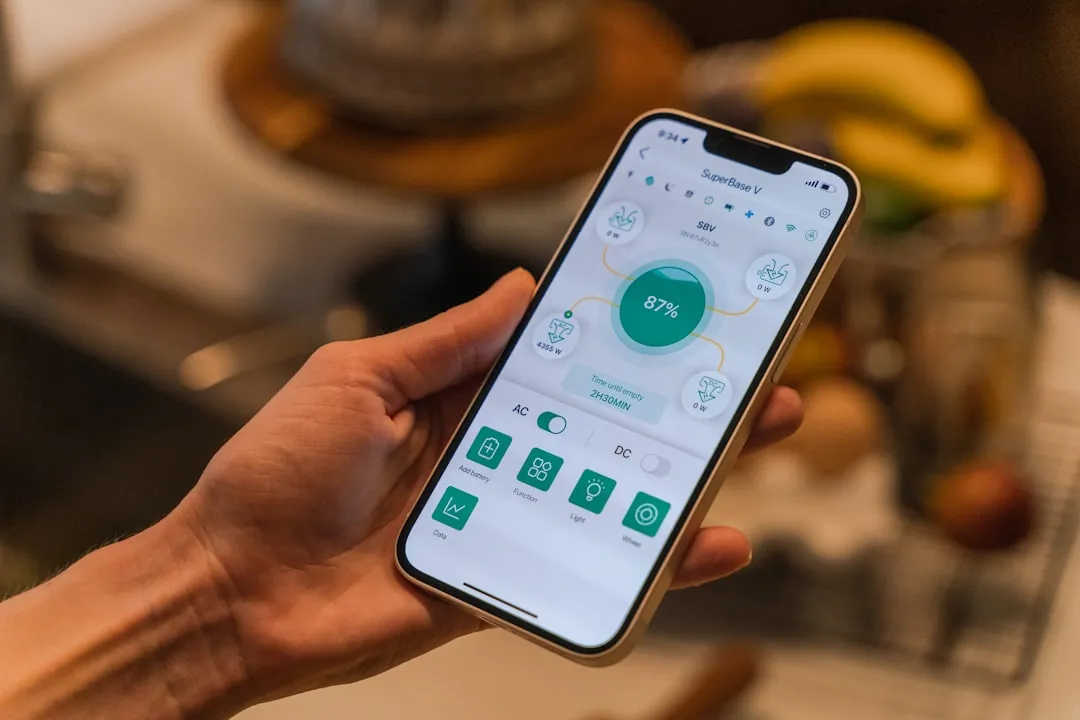 スマートフォンでフードデリバリーアプリを操作するイメージ：Uber EatsとClaude連携の概念