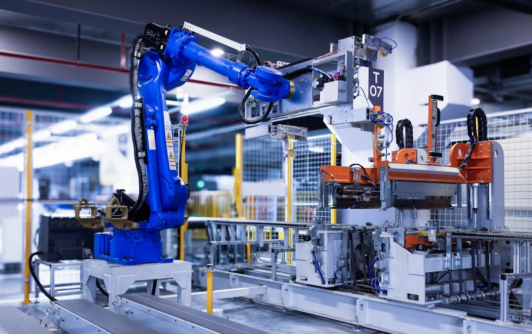 ロボットアームによる工場自動化・AI導入メリットの数値効果イメージ