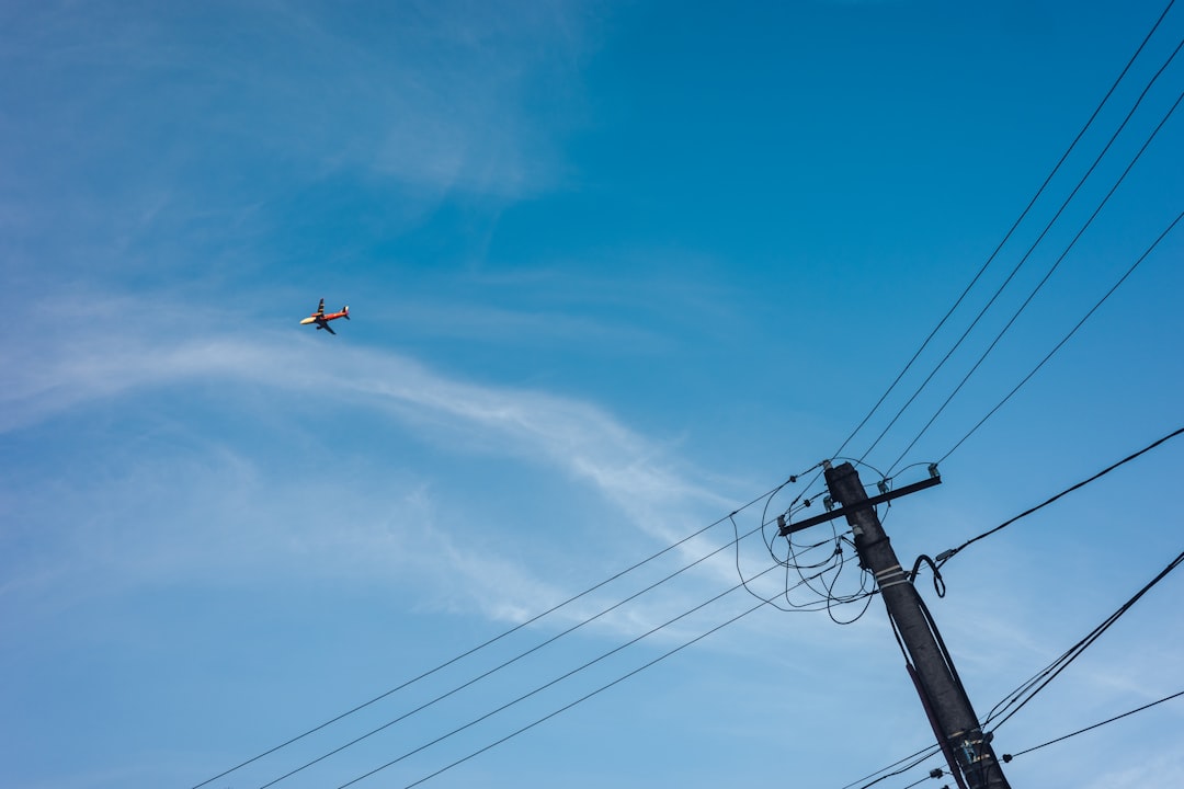 送電線の点検作業。ドローンとAI画像認識による設備保全が進む