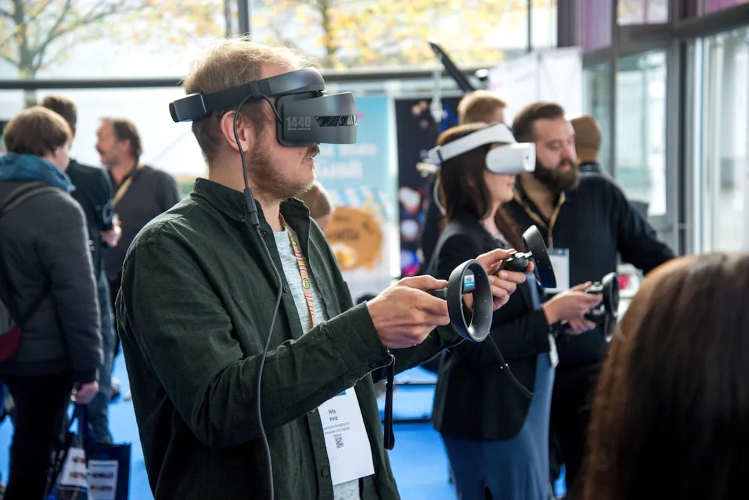 XRウェアラブル端末（スマートグラス・VRヘッドセット）を体験する様子