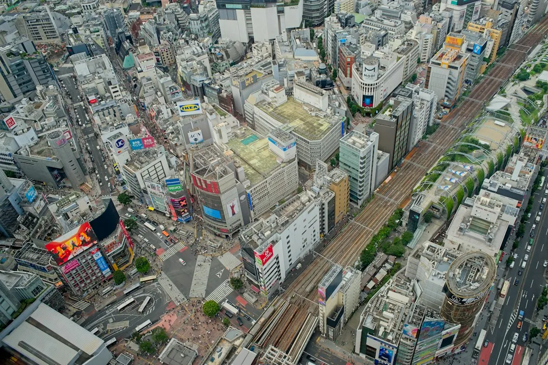 東京・渋谷のビジネス街。日本企業のAI活用への影響を示すイメージ
