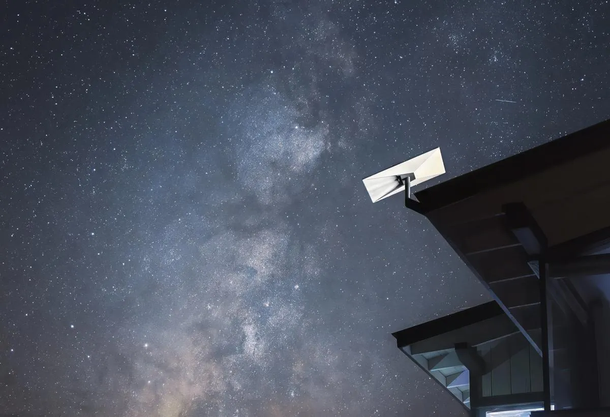 SpaceXの衛星通信サービスStarlinkの公式イメージ（夜空とアンテナ）