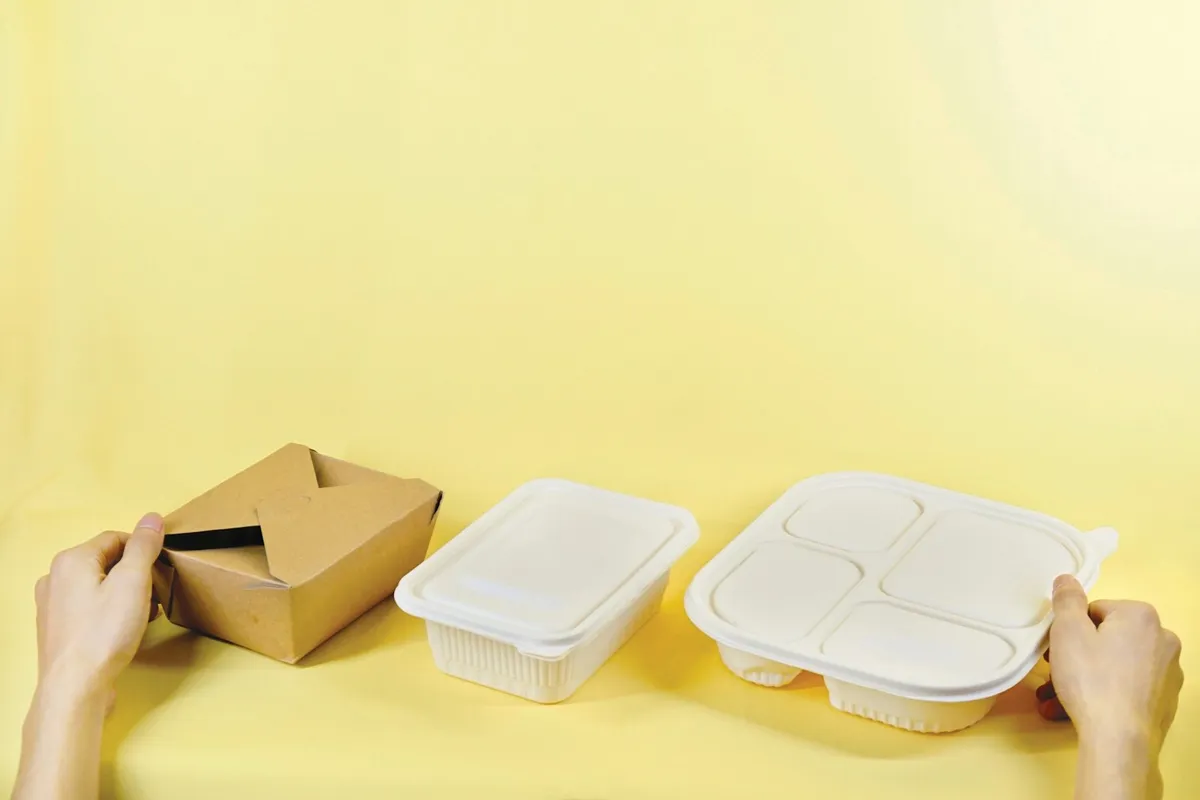 食品パッケージ品の生産・包装工程。需要予測AIは廃棄ロスと欠品の同時削減を狙う