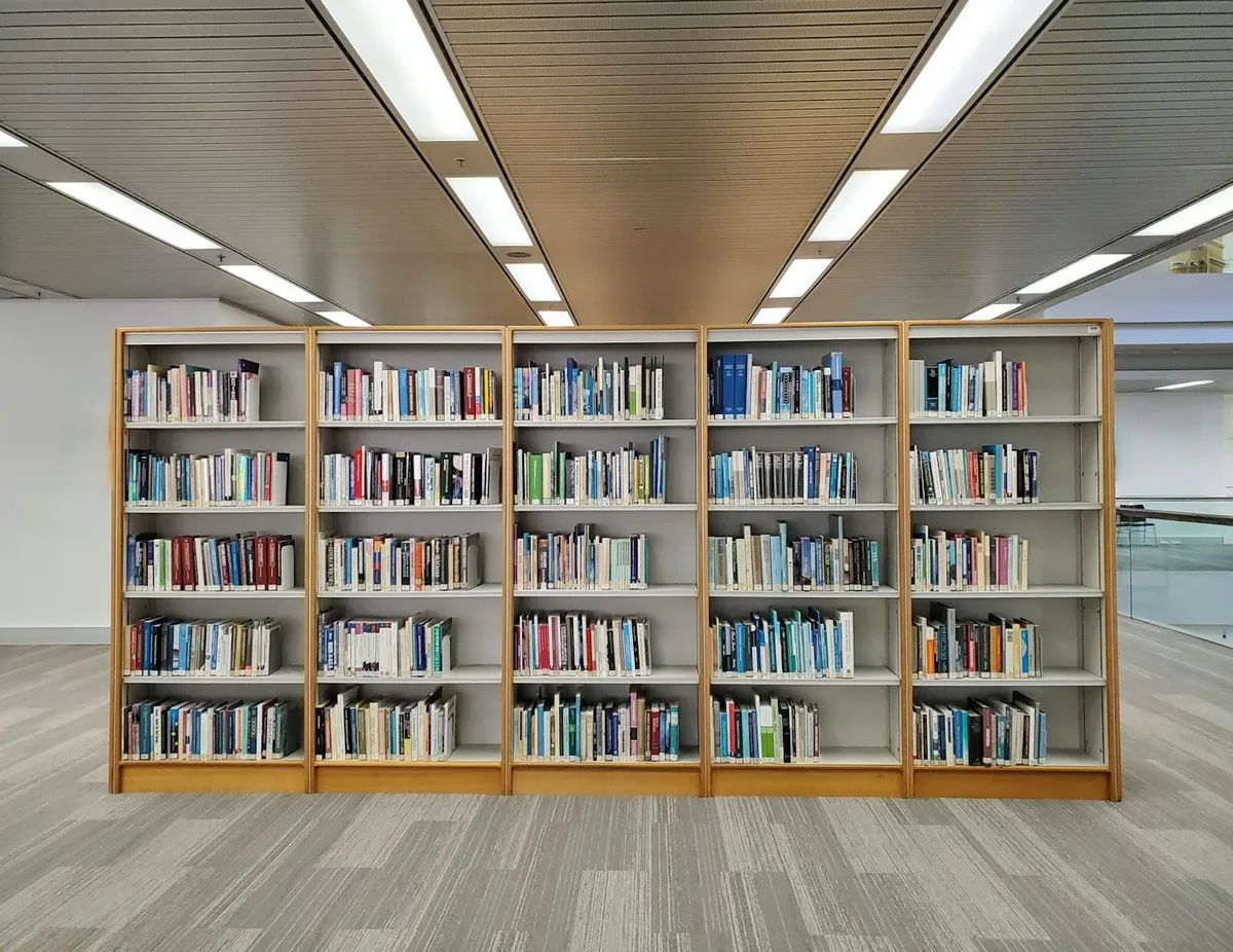 約50万点の書籍が対象となった15億ドルのBartz和解を象徴する図書館の書架