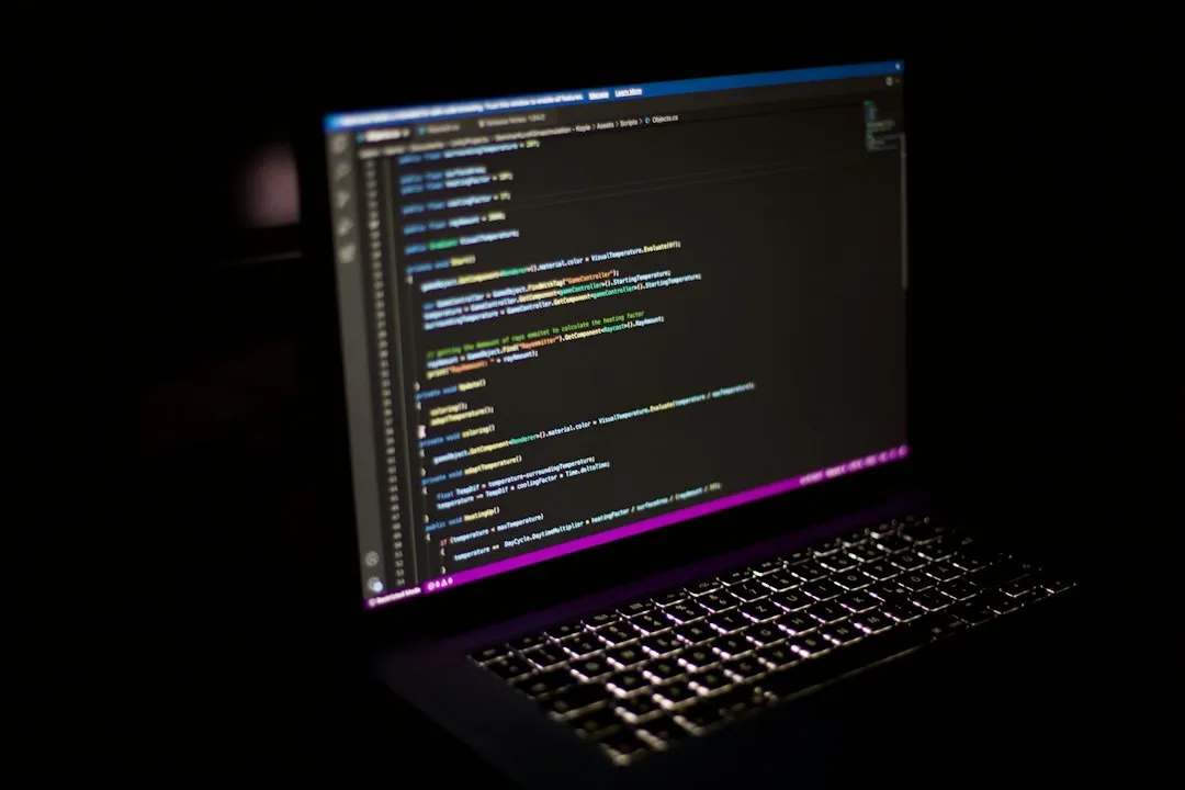 ノートパソコンでAPIを使った開発を行うイメージ