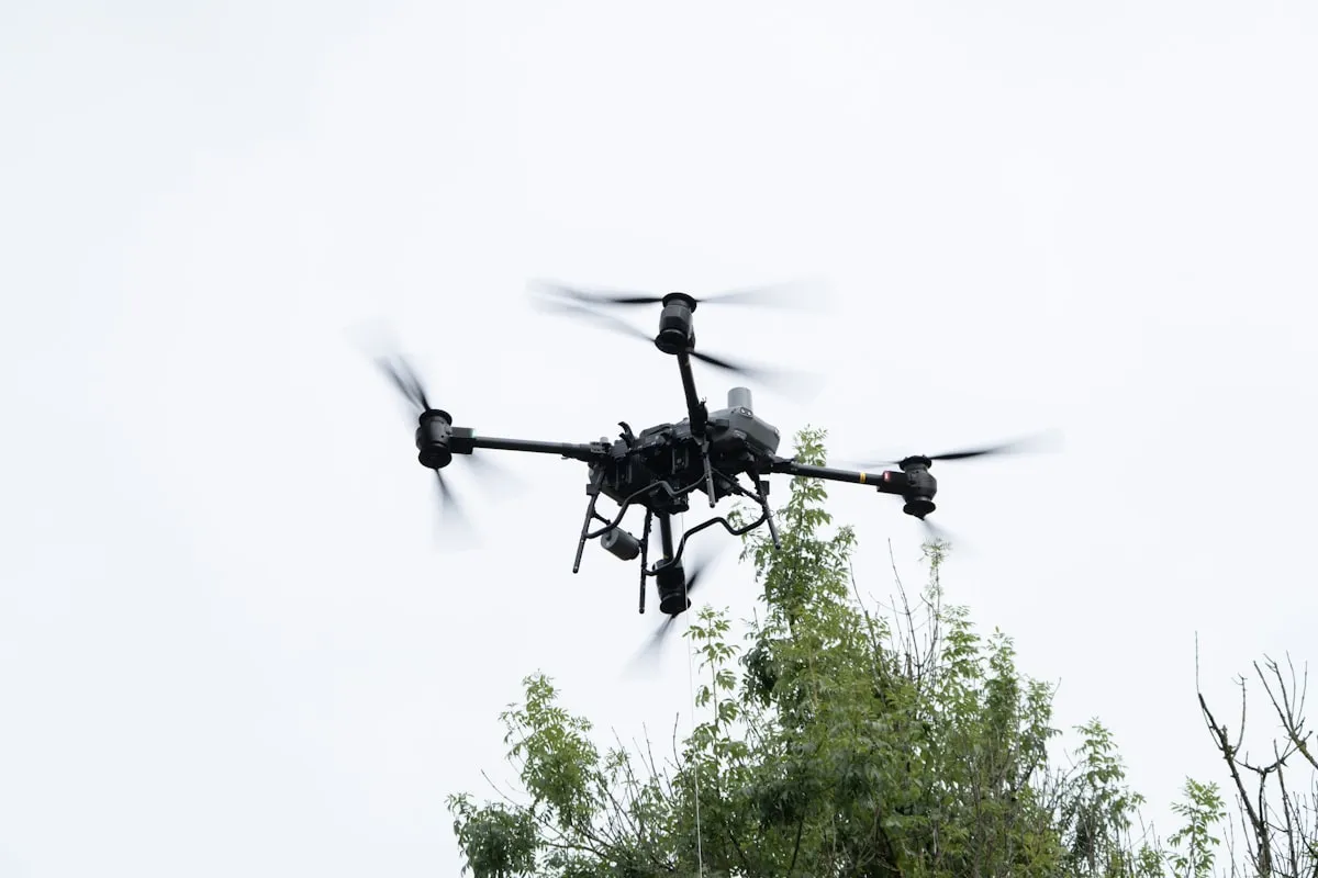 空を飛ぶ配送用ドローン。離島や過疎地域でのラストマイル配送に活用が広がっている