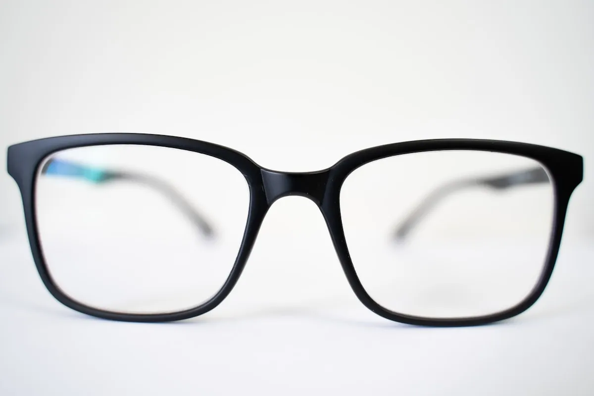 テーブルに置かれた眼鏡 — SABERA価格帯・購入方法のイメージ