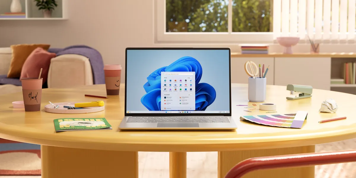 Windows 11のスタートメニューを表示したノートPC