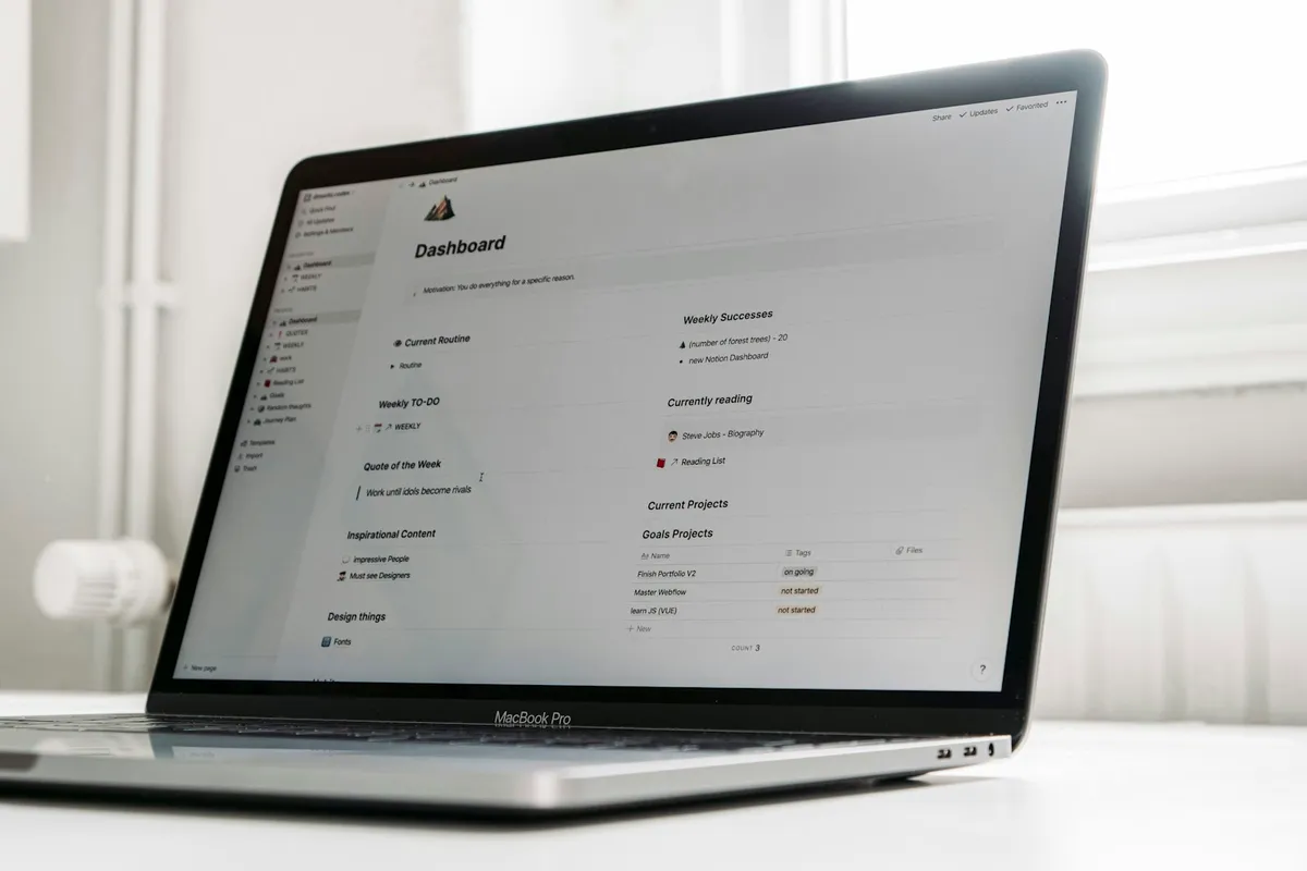 ノートPCで開かれたWebブラウザ。ChatGPT Atlasは2026年8月9日に動作停止予定