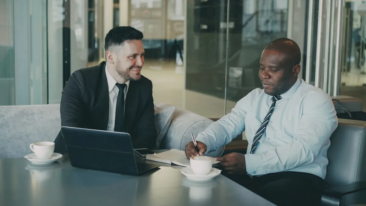 契約書レビューのイメージ — ビジネスパーソンが書類を確認する様子